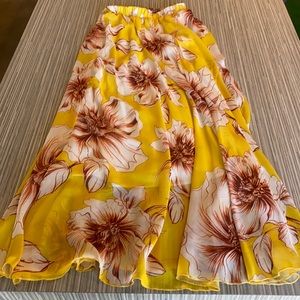 Bundle of 2 women’s skirts.